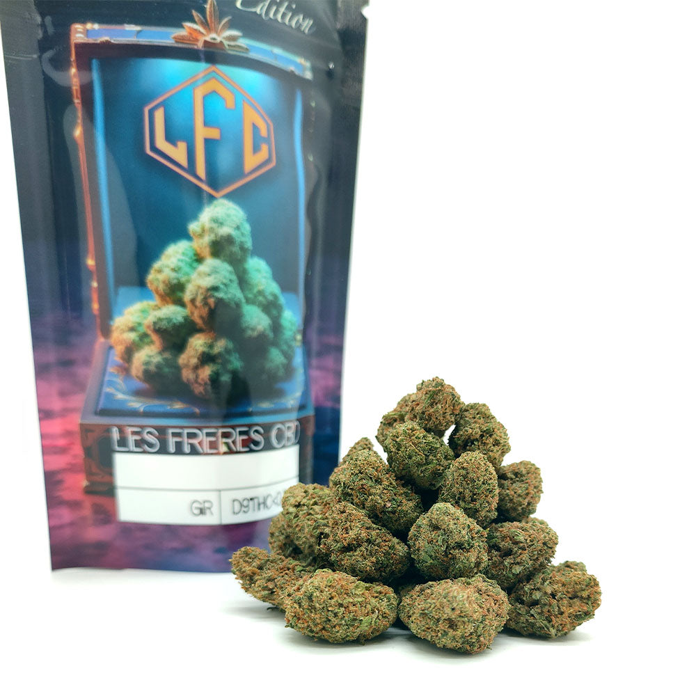 Fleurs de CBD popcorn indoor Gorilla Glue #4 USA small buds devant le sachet